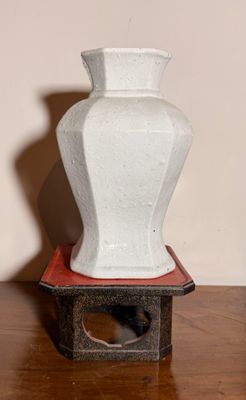 un vase blanc posé sur une table en bois
