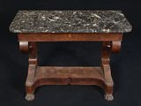 une table avec un plateau en marbre et un piètement en bois