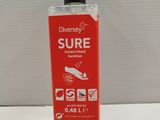 un flacon de gel hydroalcoolique posé sur une table