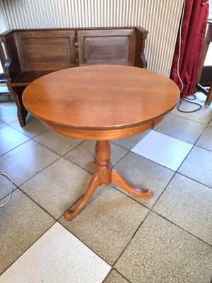 une table posée sur le sol de la pièce