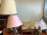 deux lampes posées sur une table dans une pièce