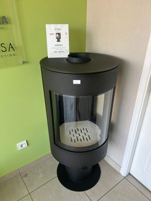 un poêle noir dans un coin de la pièce