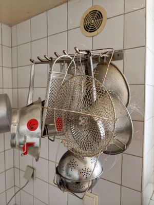 de nombreuses casseroles et poêles accrochées au mur