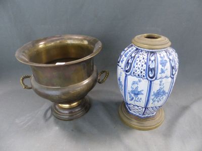 deux vases posés l'un à côté de l'autre sur une table