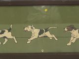 une photo d'une photo représentant un chien qui court en laisse