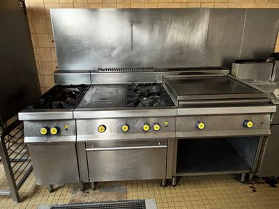 une cuisine équipée d'une cuisinière, d'un four et d'un évier