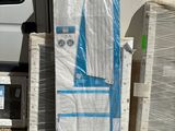 beaucoup de cartons empilés à l'extérieur d'un camion