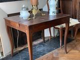 une table en bois sur laquelle est posée une lampe