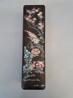 Indochine, coffret à rouleau en laque à décor burgauté de fa…