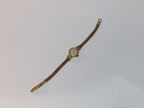 gros plan d'une montre-bracelet sur une surface blanche