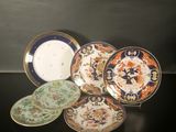 cinq assiettes aux motifs variés posées sur une table