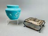 un petit vase bleu à côté d'une petite boîte en argent