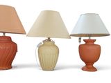 trois lampes posées côte à côte sur une surface blanche