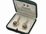 une paire de boucles d'oreilles en perles noires, présentée dans un coffret cadeau sur fond blanc