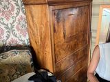 une femme assise devant un ordinateur portable