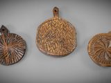 On voit trois morceaux de bois posés sur une surface blanche