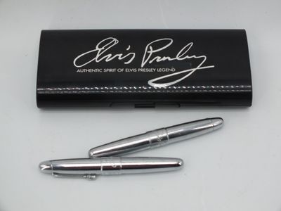 un stylo et un étui à stylos posés sur une table
