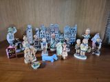 un grand nombre de figurines posées sur une table
