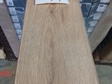 un morceau de bois posé sur une table