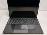 un ordinateur portable ouvert posé sur une surface blanche