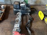 de nombreux outils qui traînent par terre dans le garage