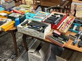 une table sur laquelle sont disposés de nombreux objets différents, dans une pièce