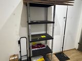 une étagère sur laquelle sont posés plein de livres