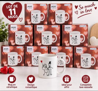 Les tasses à café sont empilées les unes sur les autres sur une table.