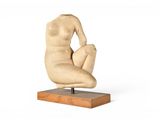 statue d'une femme assise sur un socle en bois, sur fond blanc