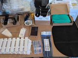 une table sur laquelle se trouvent plusieurs objets