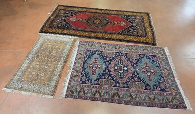 LOT de trois tapis Orient. Dimensions : 260 x 122 cm, 176 x …