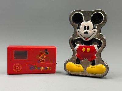 un moule à gâteau Mickey Mouse et un bus rouge