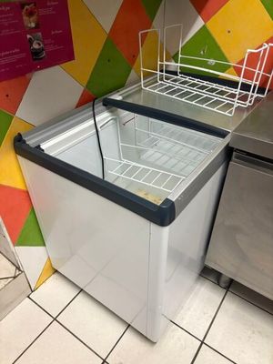 un congélateur vide dans un coin de la cuisine