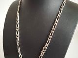 gros plan d'un collier sur un mannequin mannequin