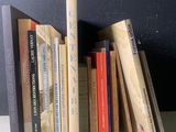de nombreux livres empilés sur une étagère