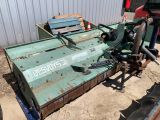 une photo d'une machine qui se trouve dans la boue