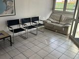 une pièce dans laquelle se trouvent des chaises, une table et un canapé