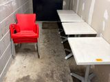 deux chaises rouges et une table blanche dans une pièce