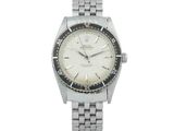 une photo d'une montre-bracelet à cadran blanc montée sur un bracelet argenté