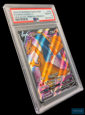une image d'une carte Pokémon dans un étui en plastique transparent