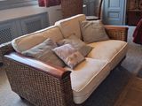 un salon avec un canapé et une chaise