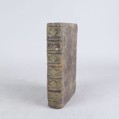 un vieux livre posé sur une surface blanche