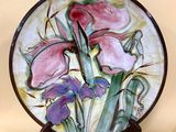 une assiette décorée d'un motif floral