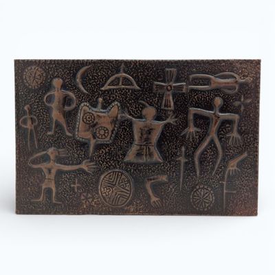 ANNEES 1960-70 Plaque de laiton repoussé à décor de personna…