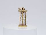 une image représentant une bague en or sertie d'une pierre rose
