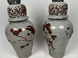 paire de vases en céramique ornés d'oiseaux sur fond blanc