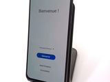 samsung galaxy s9e with a blue button on the screen