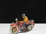 une figurine représentant un homme à moto sur un skateboard