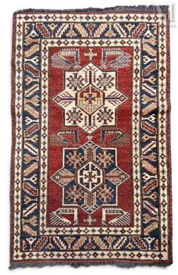 un tapis rouge et bleu à motifs géométriques sur fond blanc