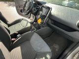 l'intérieur d'une voiture dont les sièges avant et le siège passager sont rabattus
